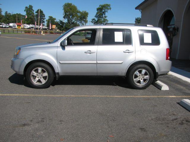 2011 Silver Honda Pilot EX (5FNYF3H49BB) with an 3.5L V-6 i-VTEC VCM variable valve control engine, located at 2443 Albert Pike, Hot Springs, AR, 71913, (501) 623-6255, 34.492222, -93.109993 - Photo#1