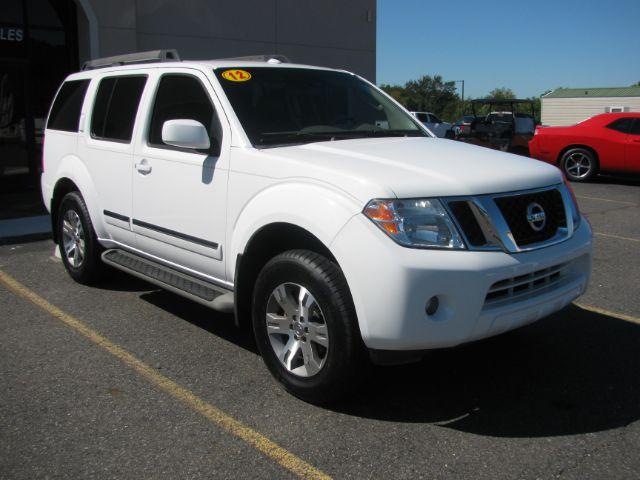 photo of 2012 Nissan Pathfinder Silver