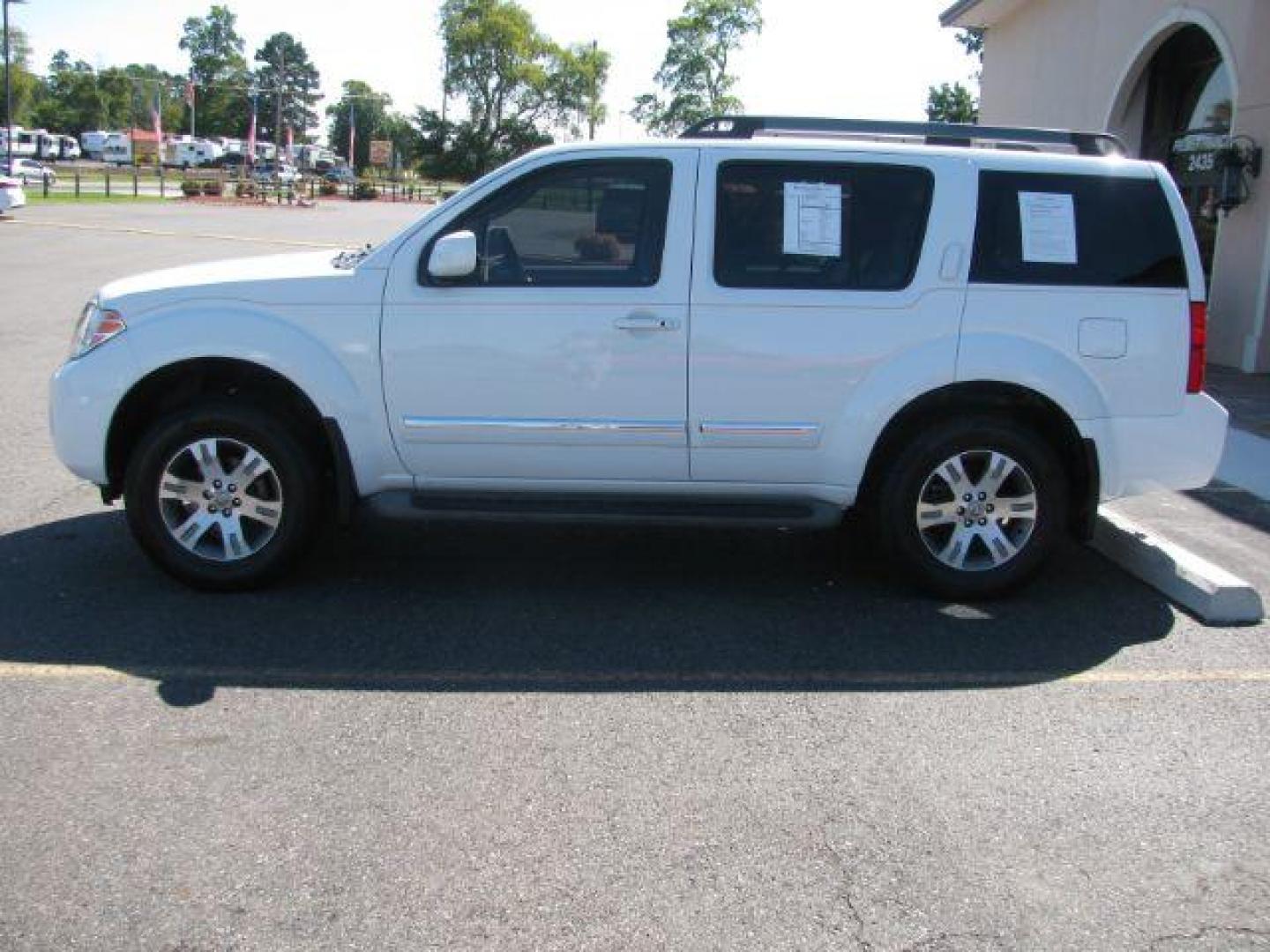 2012 White Nissan Pathfinder Silver (5N1AR1NN8CC) with an VQ 4L V-6 DOHC engine, Automatic transmission, located at 2443 Albert Pike, Hot Springs, AR, 71913, (501) 623-6255, 34.492222, -93.109993 - Photo#4