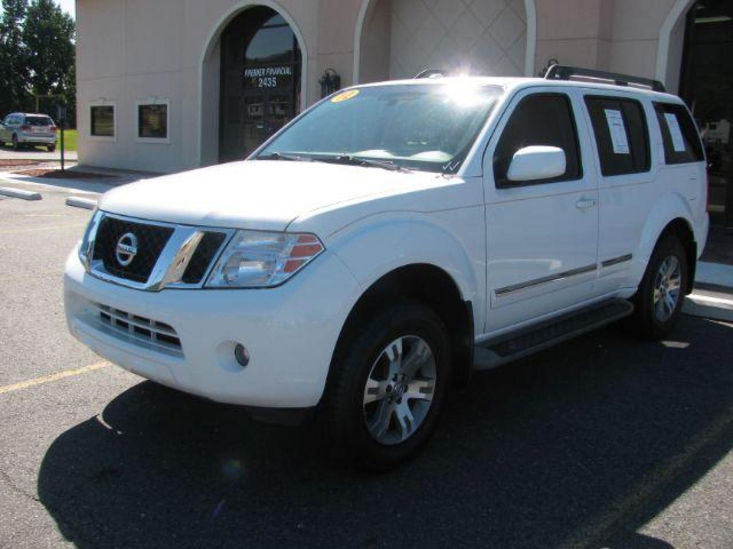 2012 White Nissan Pathfinder Silver (5N1AR1NN8CC) with an VQ 4L V-6 DOHC engine, Automatic transmission, located at 2443 Albert Pike, Hot Springs, AR, 71913, (501) 623-6255, 34.492222, -93.109993 - Photo#5