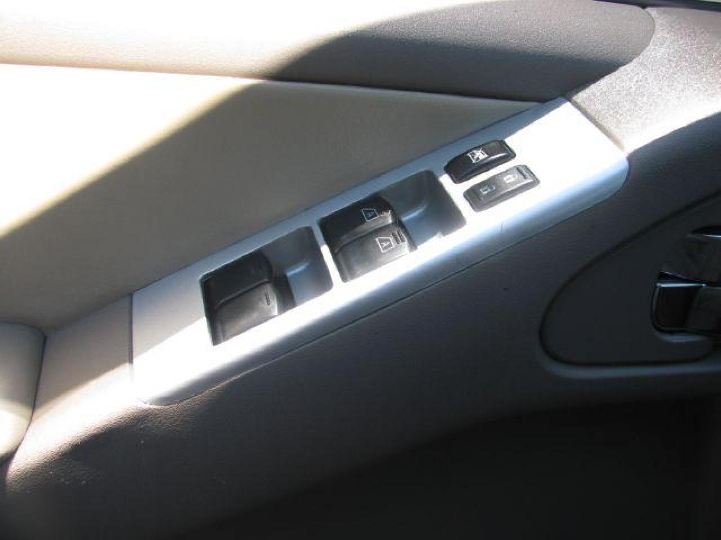 2012 White Nissan Pathfinder Silver (5N1AR1NN8CC) with an VQ 4L V-6 DOHC engine, Automatic transmission, located at 2443 Albert Pike, Hot Springs, AR, 71913, (501) 623-6255, 34.492222, -93.109993 - Photo#10