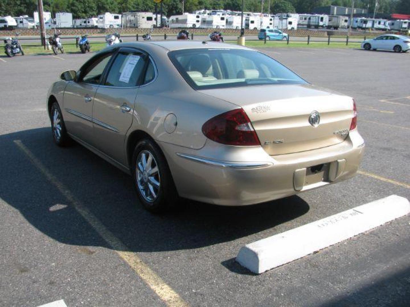 2005 Gold Buick LaCrosse CXL (2G4WD532951) with an 3.8L V-6 regular unleaded engine, Automatic transmission, located at 2443 Albert Pike, Hot Springs, AR, 71913, (501) 623-6255, 34.492222, -93.109993 - Photo#3