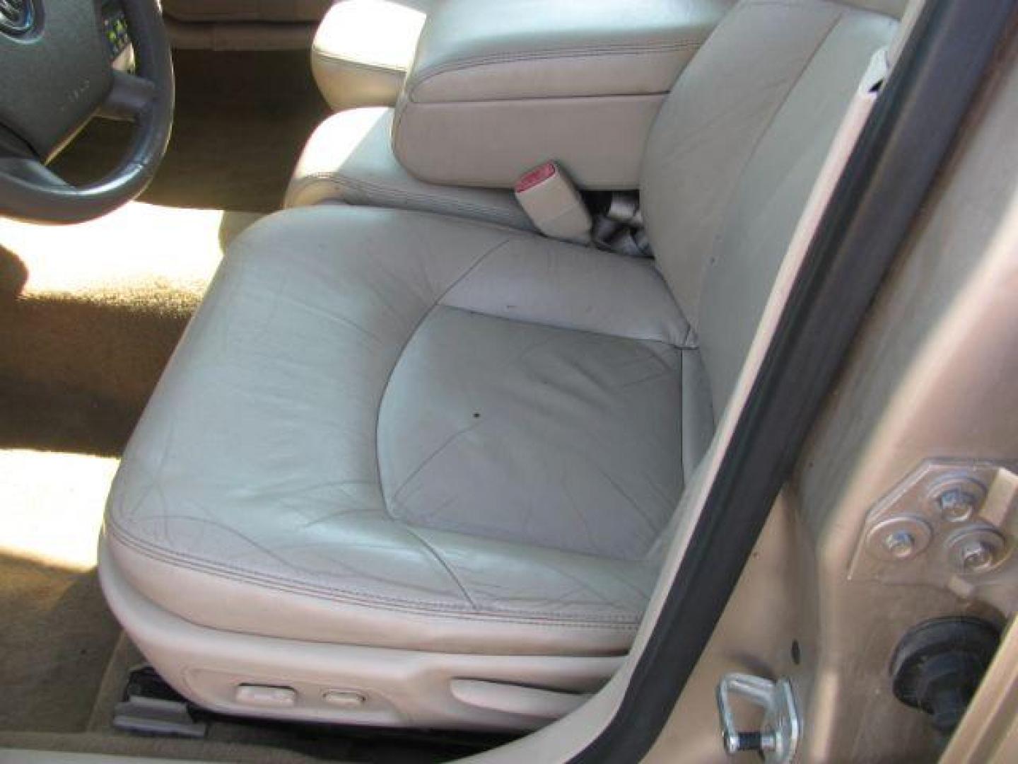 2005 Gold Buick LaCrosse CXL (2G4WD532951) with an 3.8L V-6 regular unleaded engine, Automatic transmission, located at 2443 Albert Pike, Hot Springs, AR, 71913, (501) 623-6255, 34.492222, -93.109993 - Photo#8