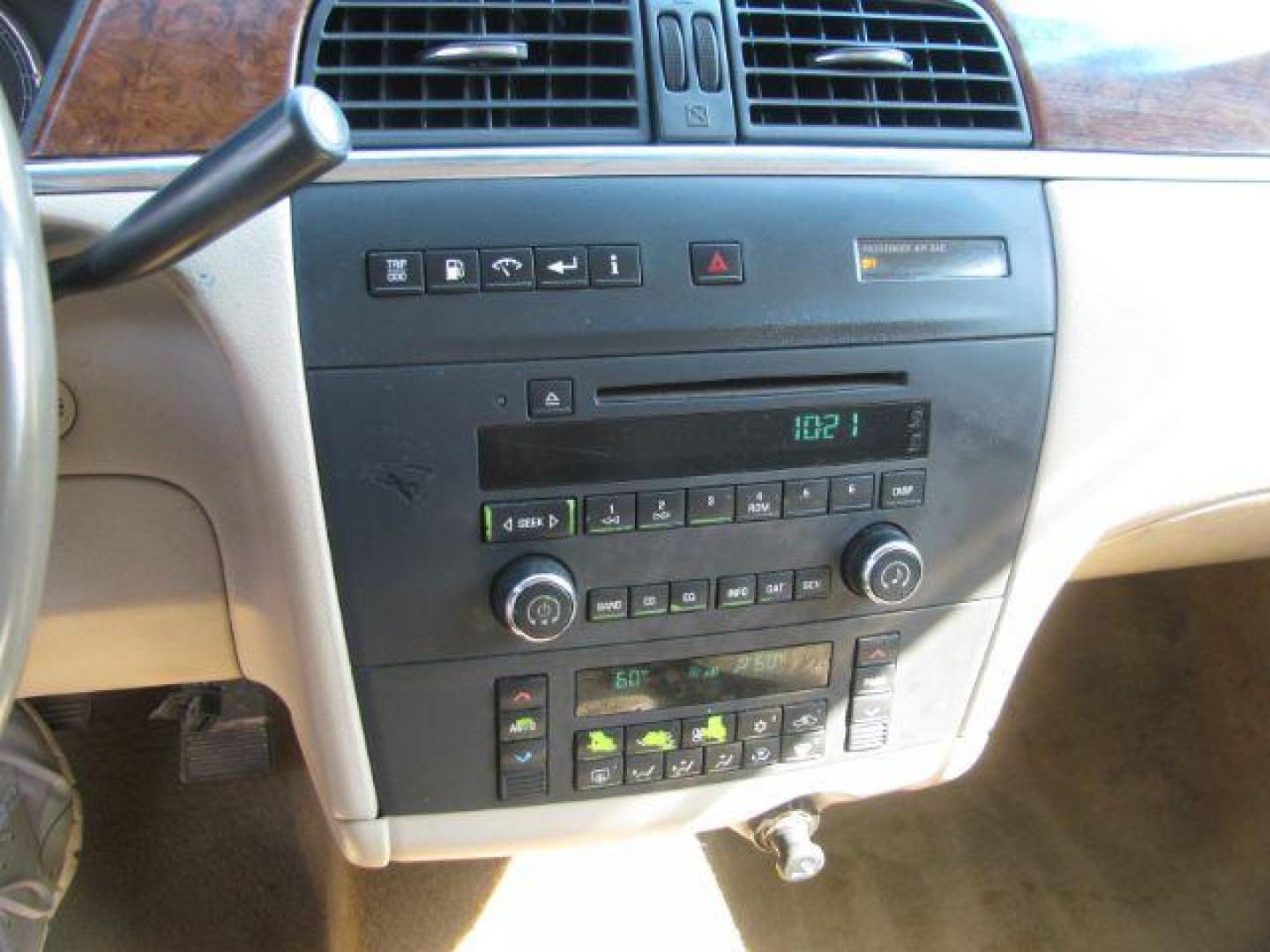2005 Gold Buick LaCrosse CXL (2G4WD532951) with an 3.8L V-6 regular unleaded engine, Automatic transmission, located at 2443 Albert Pike, Hot Springs, AR, 71913, (501) 623-6255, 34.492222, -93.109993 - Photo#9