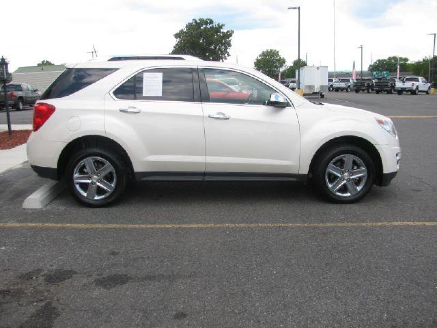 2015 White Chevrolet Equinox LTZ (1GNALDEKXFZ) with an ECOTEC 2.4L I-4 gasoline direct injection engine, Automatic transmission, located at 2443 Albert Pike, Hot Springs, AR, 71913, (501) 623-6255, 34.492222, -93.109993 - Photo#4