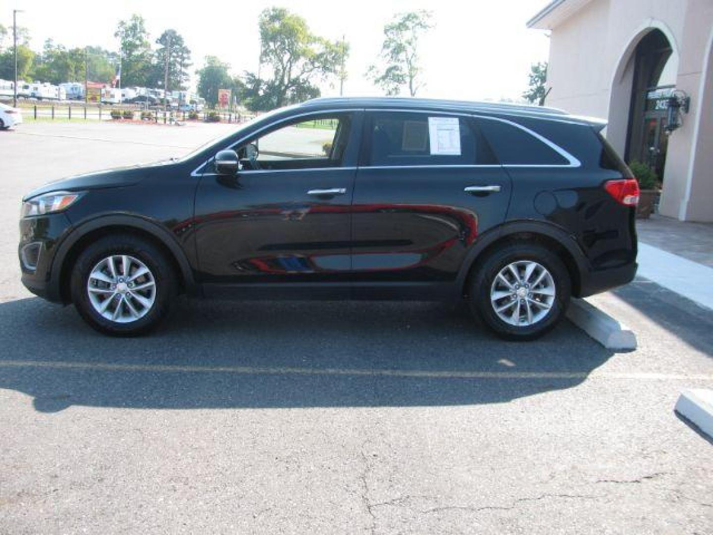 2016 Black Kia Sorento 2.4L LX (5XYPG4A33GG) with an 2.4L I-4 gasoline direct injection engine, Automatic transmission, located at 2443 Albert Pike, Hot Springs, AR, 71913, (501) 623-6255, 34.492222, -93.109993 - Photo#4