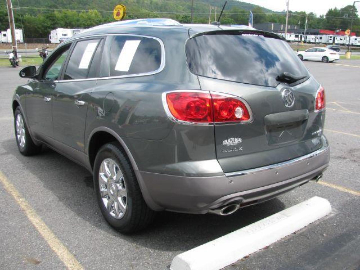 2011 Green Buick Enclave 1XL (5GAKRBED9BJ) with an 3.6L V-6 gasoline direct injection engine, Automatic transmission, located at 2443 Albert Pike, Hot Springs, AR, 71913, (501) 623-6255, 34.492222, -93.109993 - Photo#2