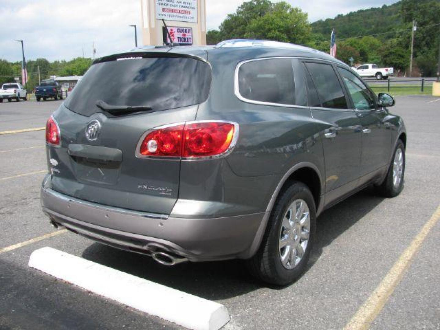 2011 Green Buick Enclave 1XL (5GAKRBED9BJ) with an 3.6L V-6 gasoline direct injection engine, Automatic transmission, located at 2443 Albert Pike, Hot Springs, AR, 71913, (501) 623-6255, 34.492222, -93.109993 - Photo#3