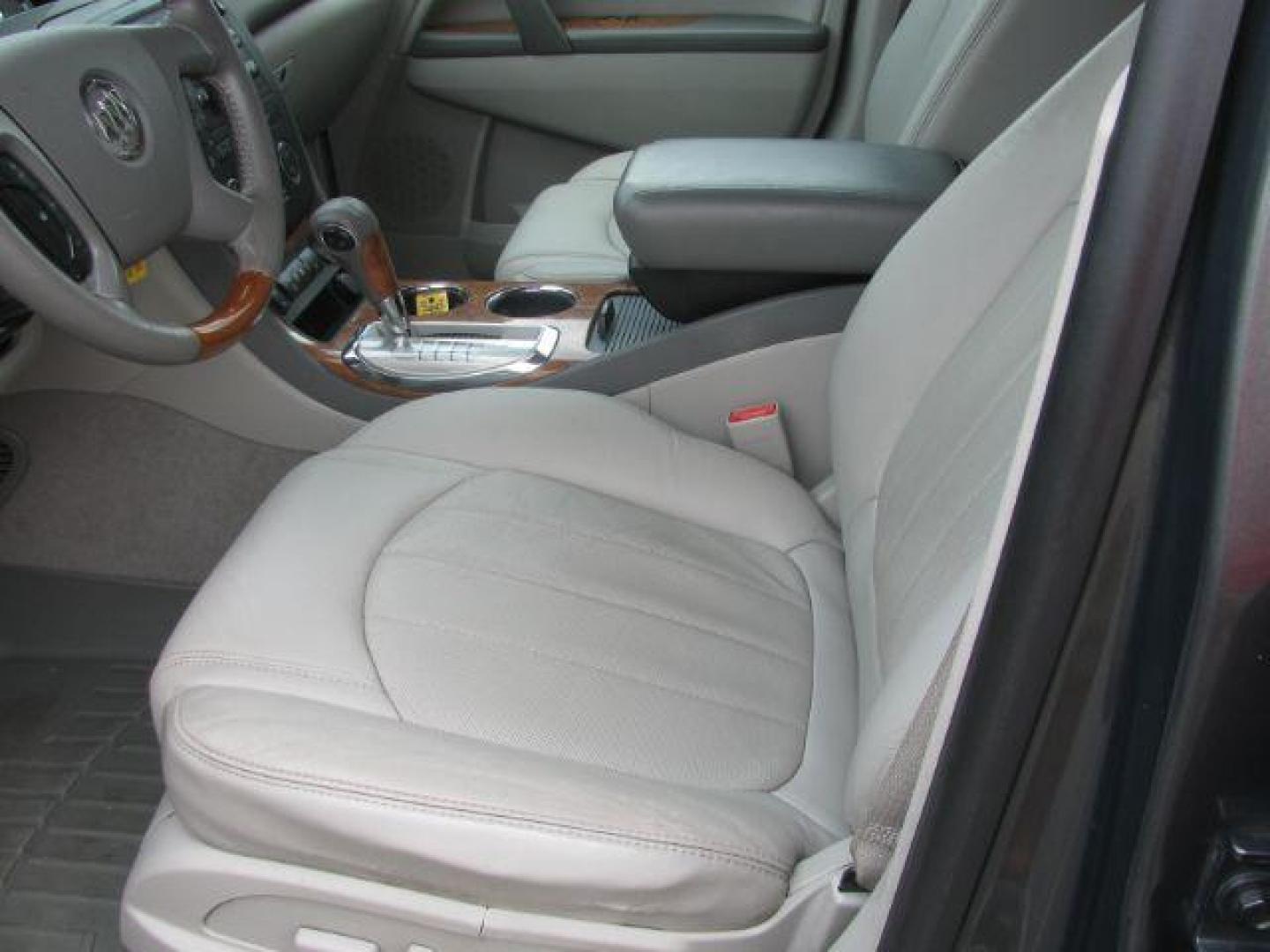2011 Green Buick Enclave 1XL (5GAKRBED9BJ) with an 3.6L V-6 gasoline direct injection engine, Automatic transmission, located at 2443 Albert Pike, Hot Springs, AR, 71913, (501) 623-6255, 34.492222, -93.109993 - Photo#8