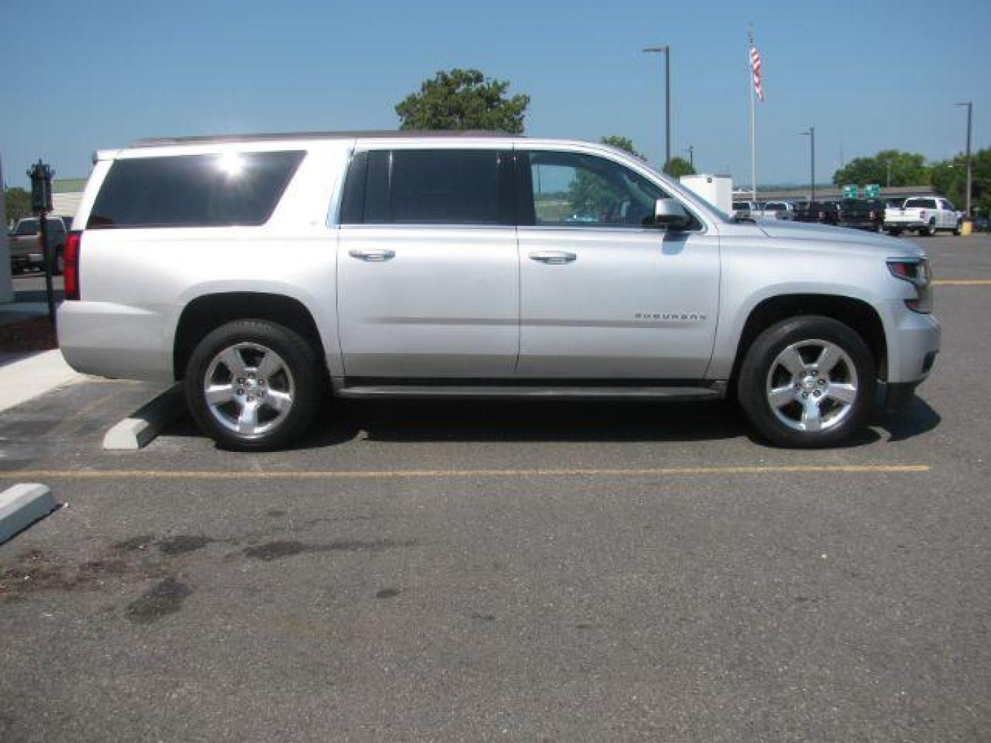 2015 Silver Chevrolet Suburban 1500 LT (1GNSCJKC5FR) with an EcoTec3 5.3L V-8 gasoline direct injection engine, Automatic transmission, located at 2443 Albert Pike, Hot Springs, AR, 71913, (501) 623-6255, 34.492222, -93.109993 - Photo#1