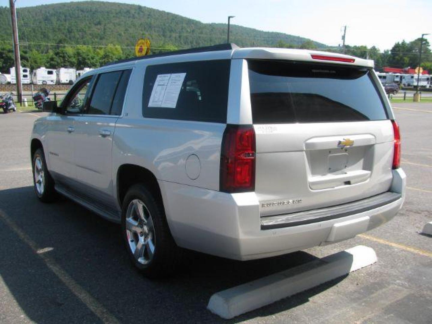 2015 Silver Chevrolet Suburban 1500 LT (1GNSCJKC5FR) with an EcoTec3 5.3L V-8 gasoline direct injection engine, Automatic transmission, located at 2443 Albert Pike, Hot Springs, AR, 71913, (501) 623-6255, 34.492222, -93.109993 - Photo#3