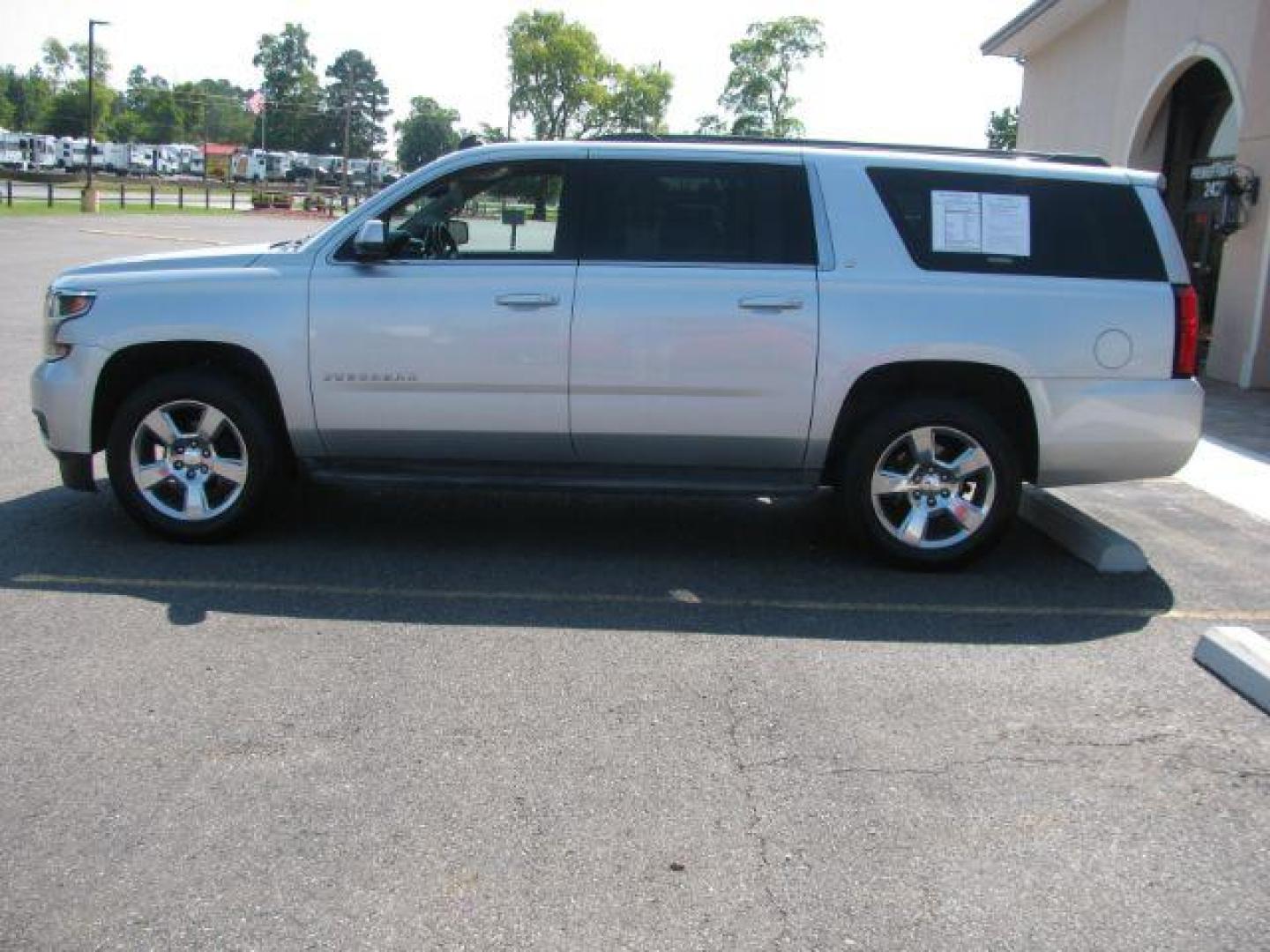 2015 Silver Chevrolet Suburban 1500 LT (1GNSCJKC5FR) with an EcoTec3 5.3L V-8 gasoline direct injection engine, Automatic transmission, located at 2443 Albert Pike, Hot Springs, AR, 71913, (501) 623-6255, 34.492222, -93.109993 - Photo#4