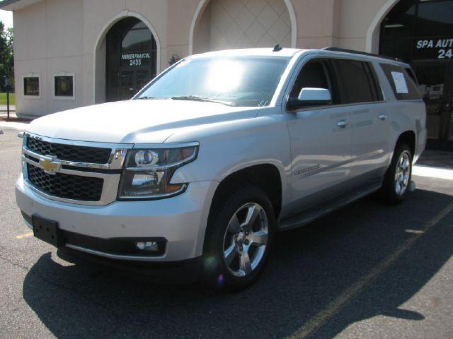 2015 Silver Chevrolet Suburban 1500 LT (1GNSCJKC5FR) with an EcoTec3 5.3L V-8 gasoline direct injection engine, Automatic transmission, located at 2443 Albert Pike, Hot Springs, AR, 71913, (501) 623-6255, 34.492222, -93.109993 - Photo#5