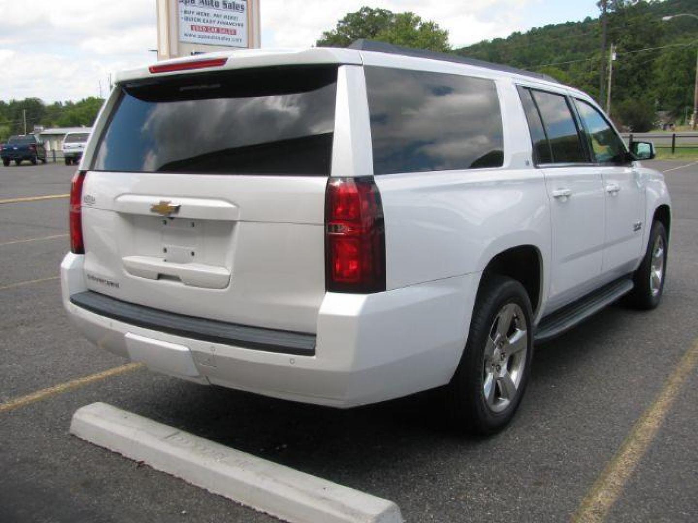 2016 White Chevrolet Suburban LT (1GNSKHKC1GR) with an EcoTec3 5.3L V-8 gasoline direct injection engine, Automatic transmission, located at 2443 Albert Pike, Hot Springs, AR, 71913, (501) 623-6255, 34.492222, -93.109993 - Photo#3