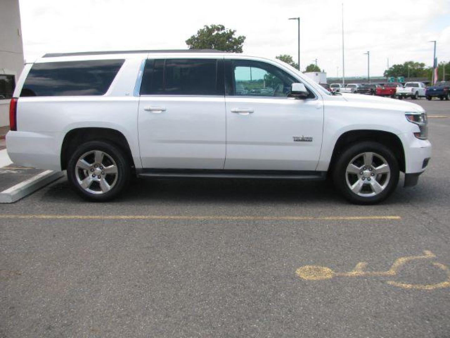 2016 White Chevrolet Suburban LT (1GNSKHKC1GR) with an EcoTec3 5.3L V-8 gasoline direct injection engine, Automatic transmission, located at 2443 Albert Pike, Hot Springs, AR, 71913, (501) 623-6255, 34.492222, -93.109993 - Photo#4