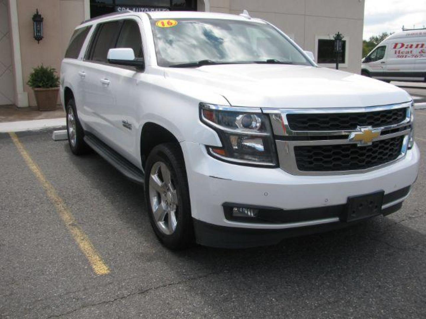 2016 White Chevrolet Suburban LT (1GNSKHKC1GR) with an EcoTec3 5.3L V-8 gasoline direct injection engine, Automatic transmission, located at 2443 Albert Pike, Hot Springs, AR, 71913, (501) 623-6255, 34.492222, -93.109993 - Photo#5