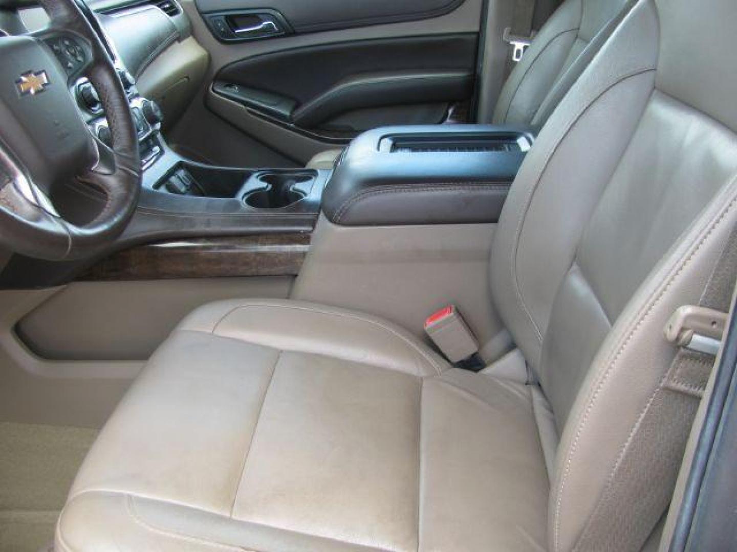 2016 White Chevrolet Suburban LT (1GNSKHKC1GR) with an EcoTec3 5.3L V-8 gasoline direct injection engine, Automatic transmission, located at 2443 Albert Pike, Hot Springs, AR, 71913, (501) 623-6255, 34.492222, -93.109993 - Photo#8