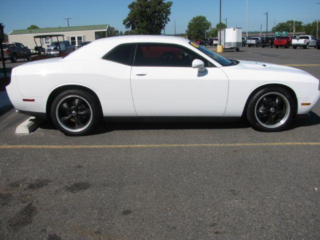 2014 White Dodge Challenger SXT (2C3CDYAG1EH) with an 3.6L V-6 DOHC engine, Automatic transmission, located at 2443 Albert Pike, Hot Springs, AR, 71913, (501) 623-6255, 34.492222, -93.109993 - Photo#1