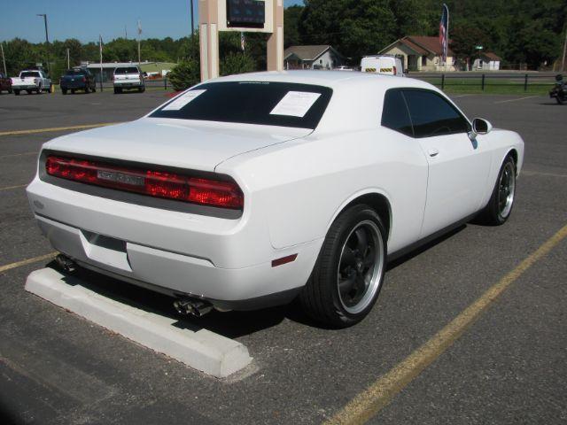 2014 White Dodge Challenger SXT (2C3CDYAG1EH) with an 3.6L V-6 DOHC engine, Automatic transmission, located at 2443 Albert Pike, Hot Springs, AR, 71913, (501) 623-6255, 34.492222, -93.109993 - Photo#2