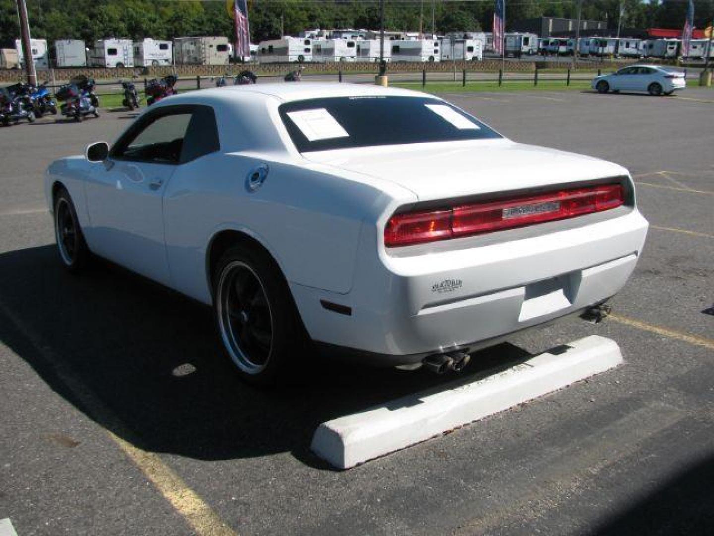 2014 White Dodge Challenger SXT (2C3CDYAG1EH) with an 3.6L V-6 DOHC engine, Automatic transmission, located at 2443 Albert Pike, Hot Springs, AR, 71913, (501) 623-6255, 34.492222, -93.109993 - Photo#3