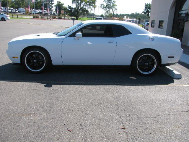 2014 White Dodge Challenger SXT (2C3CDYAG1EH) with an 3.6L V-6 DOHC engine, Automatic transmission, located at 2443 Albert Pike, Hot Springs, AR, 71913, (501) 623-6255, 34.492222, -93.109993 - Photo#4