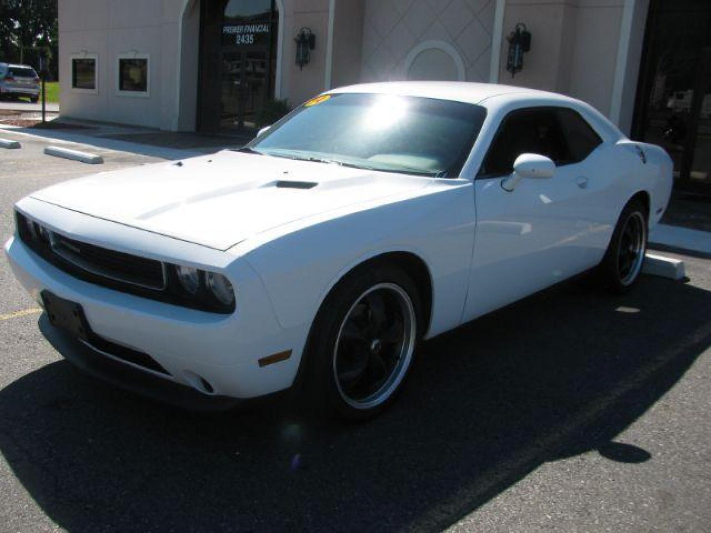 2014 White Dodge Challenger SXT (2C3CDYAG1EH) with an 3.6L V-6 DOHC engine, Automatic transmission, located at 2443 Albert Pike, Hot Springs, AR, 71913, (501) 623-6255, 34.492222, -93.109993 - Photo#5