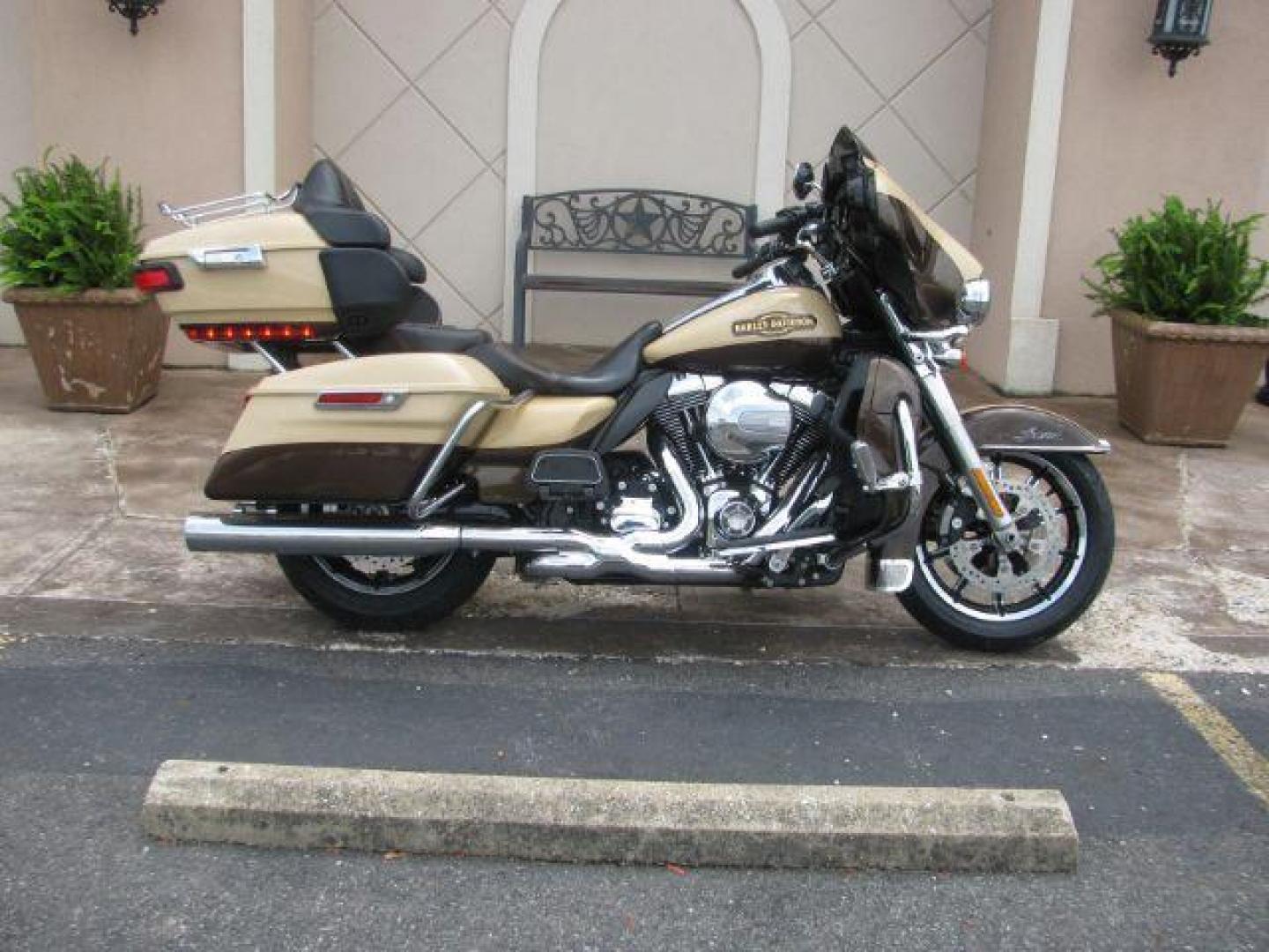 2014 Tan Harley-Davidson Electra Glide Ultra Limited Ultra (1HD1KEL17EB) with an 1690cc engine, Manual transmission, located at 2443 Albert Pike, Hot Springs, AR, 71913, (501) 623-6255, 34.492222, -93.109993 - Photo#0