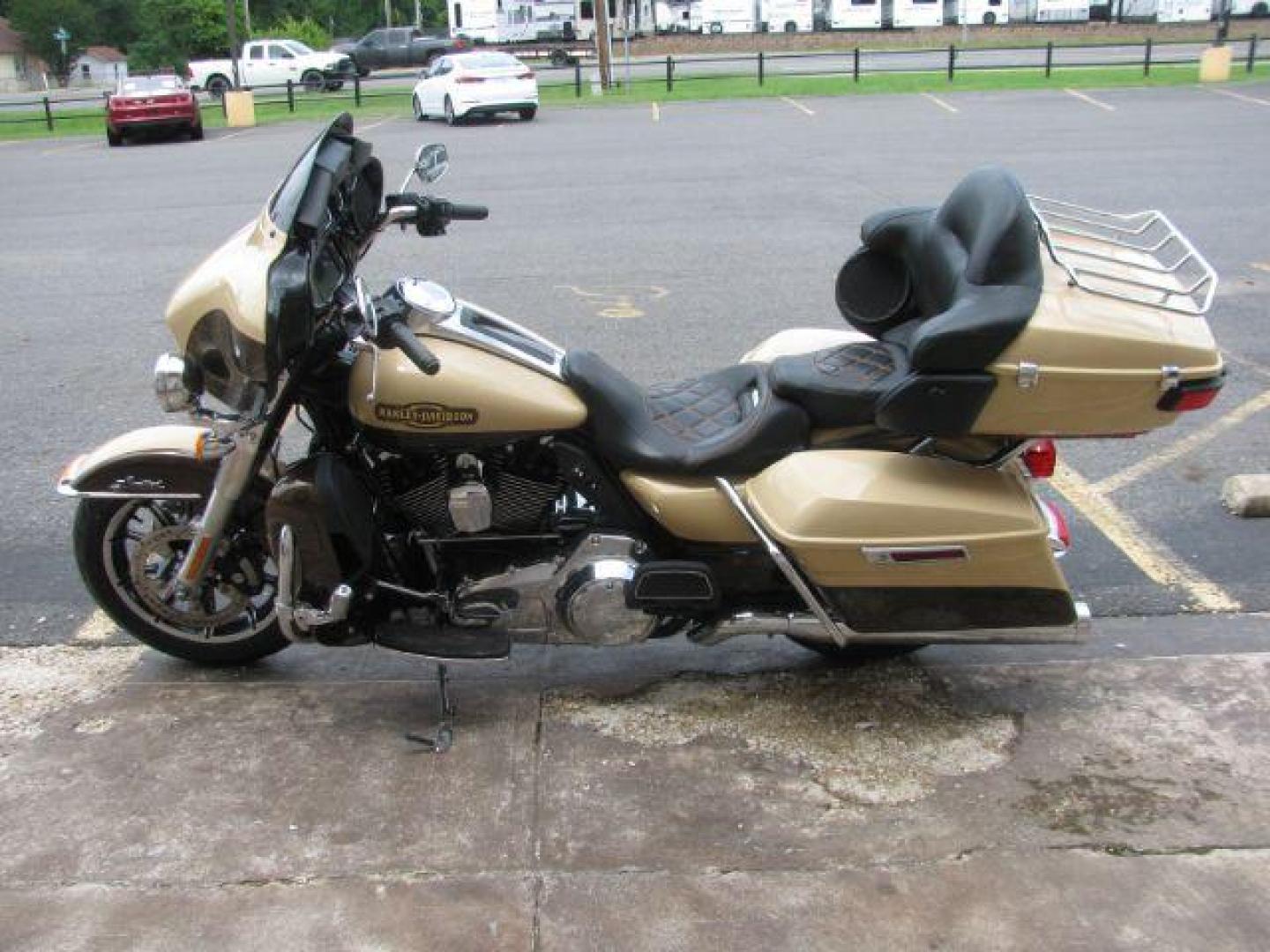 2014 Tan Harley-Davidson Electra Glide Ultra Limited Ultra (1HD1KEL17EB) with an 1690cc engine, Manual transmission, located at 2443 Albert Pike, Hot Springs, AR, 71913, (501) 623-6255, 34.492222, -93.109993 - Photo#1