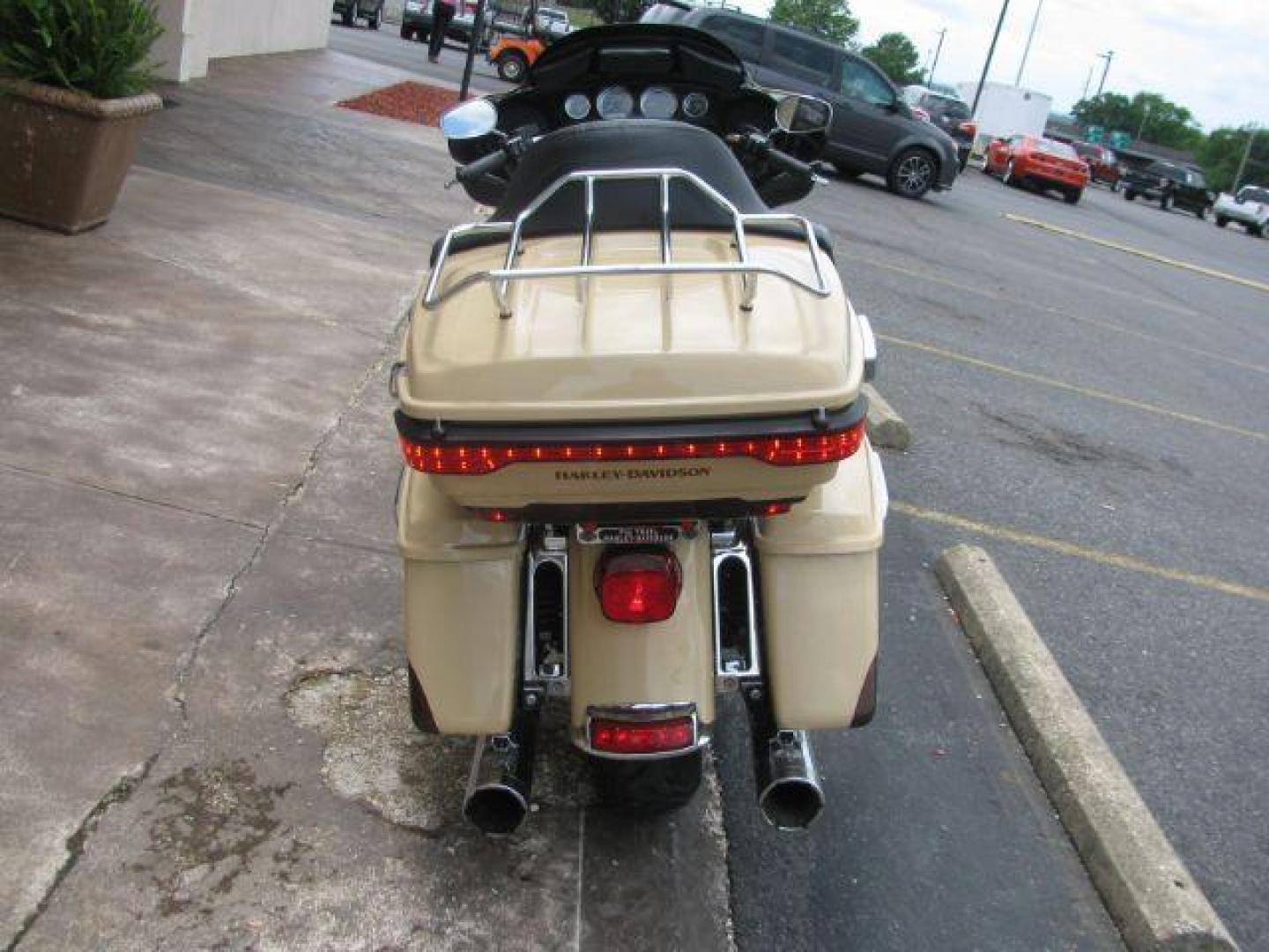 2014 Tan Harley-Davidson Electra Glide Ultra Limited Ultra (1HD1KEL17EB) with an 1690cc engine, Manual transmission, located at 2443 Albert Pike, Hot Springs, AR, 71913, (501) 623-6255, 34.492222, -93.109993 - Photo#2