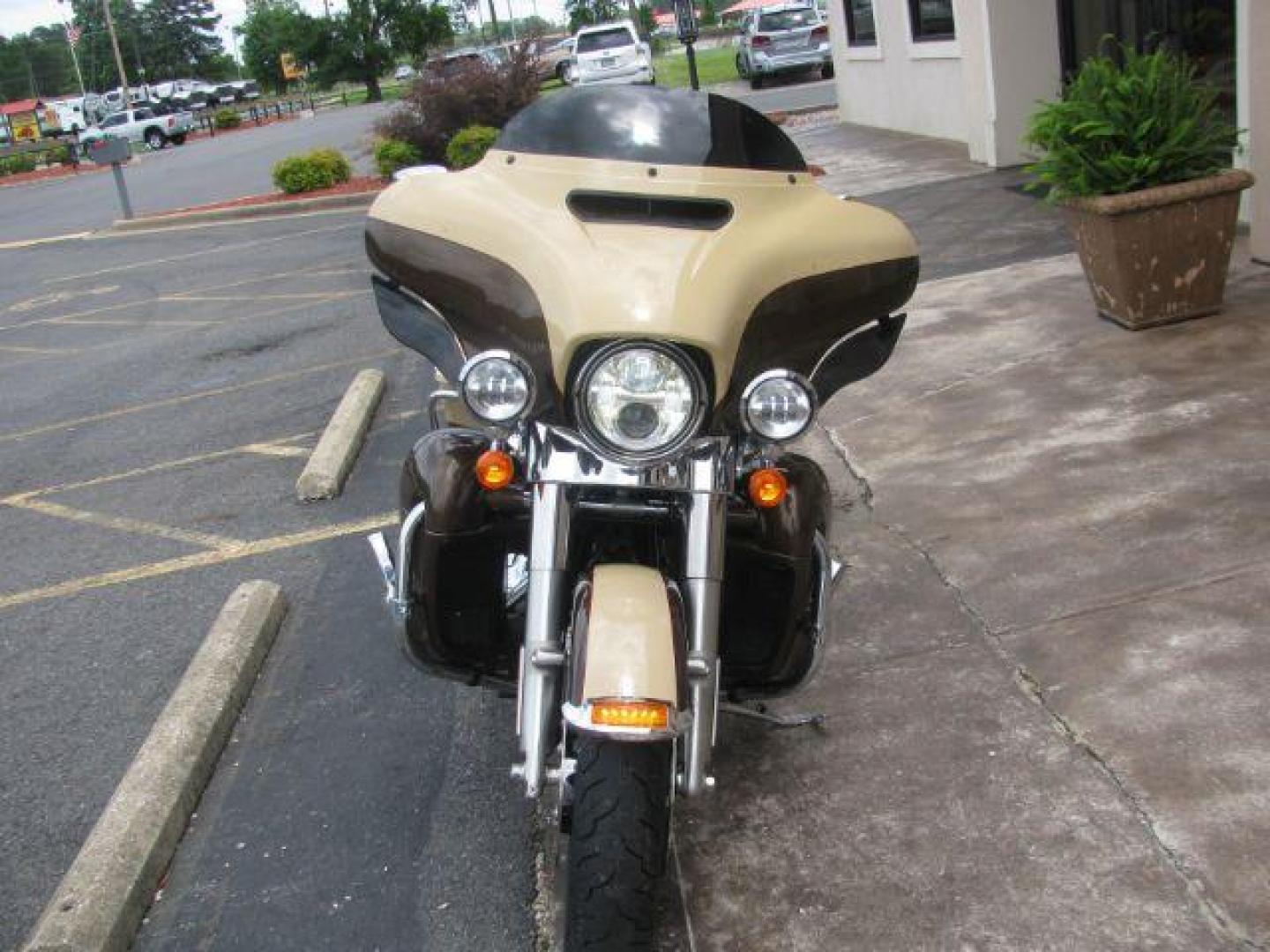 2014 Tan Harley-Davidson Electra Glide Ultra Limited Ultra (1HD1KEL17EB) with an 1690cc engine, Manual transmission, located at 2443 Albert Pike, Hot Springs, AR, 71913, (501) 623-6255, 34.492222, -93.109993 - Photo#3