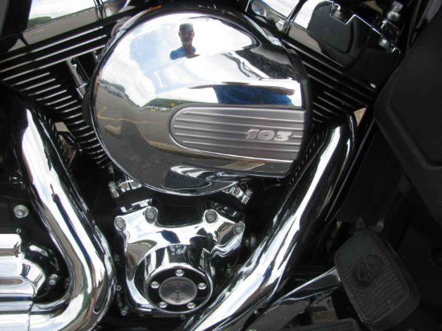 2014 Tan Harley-Davidson Electra Glide Ultra Limited Ultra (1HD1KEL17EB) with an 1690cc engine, Manual transmission, located at 2443 Albert Pike, Hot Springs, AR, 71913, (501) 623-6255, 34.492222, -93.109993 - Photo#4