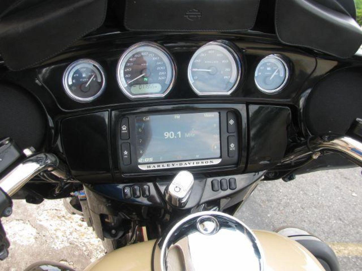 2014 Tan Harley-Davidson Electra Glide Ultra Limited Ultra (1HD1KEL17EB) with an 1690cc engine, Manual transmission, located at 2443 Albert Pike, Hot Springs, AR, 71913, (501) 623-6255, 34.492222, -93.109993 - Photo#5