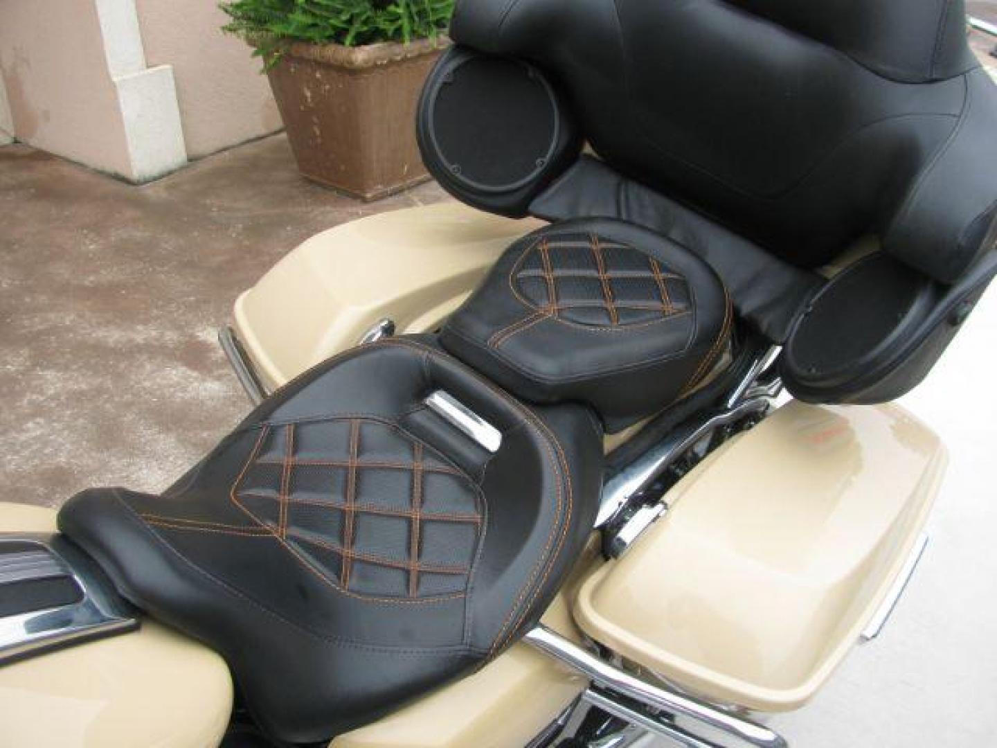 2014 Tan Harley-Davidson Electra Glide Ultra Limited Ultra (1HD1KEL17EB) with an 1690cc engine, Manual transmission, located at 2443 Albert Pike, Hot Springs, AR, 71913, (501) 623-6255, 34.492222, -93.109993 - Photo#7