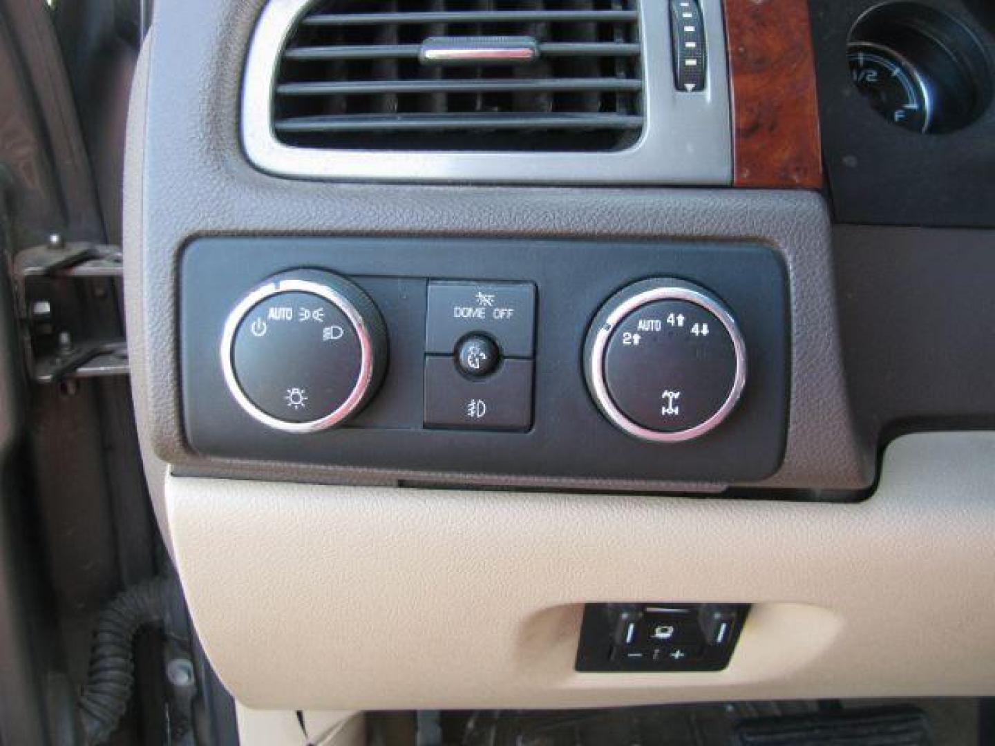 2013 Brown GMC Sierra 1500 SLT (3GTU2WE20DG) with an Vortec 5.3L V-8 variable valve control engine, Automatic transmission, located at 2443 Albert Pike, Hot Springs, AR, 71913, (501) 623-6255, 34.492222, -93.109993 - Photo#10