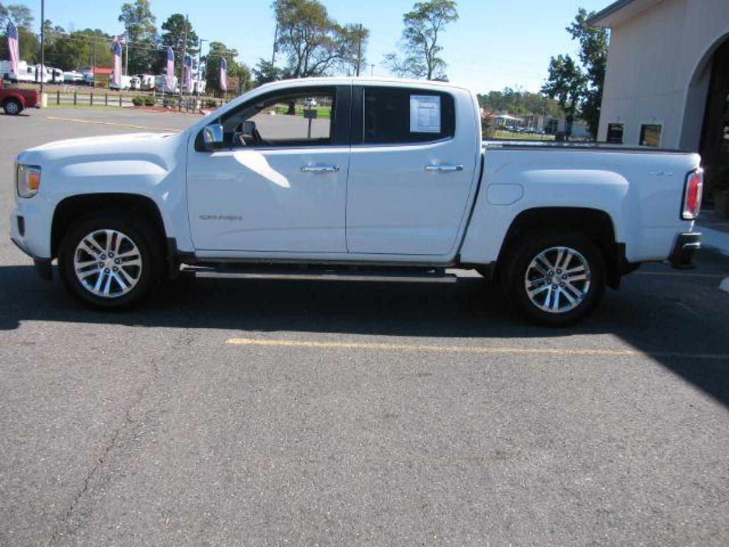 2015 White GMC Canyon SLT (1GTG6CE32F1) with an 3.6L V-6 gasoline direct injection engine, Automatic transmission, located at 2443 Albert Pike, Hot Springs, AR, 71913, (501) 623-6255, 34.492222, -93.109993 - Photo#1
