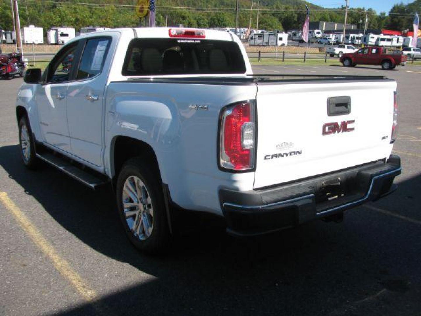 2015 White GMC Canyon SLT (1GTG6CE32F1) with an 3.6L V-6 gasoline direct injection engine, Automatic transmission, located at 2443 Albert Pike, Hot Springs, AR, 71913, (501) 623-6255, 34.492222, -93.109993 - Photo#2