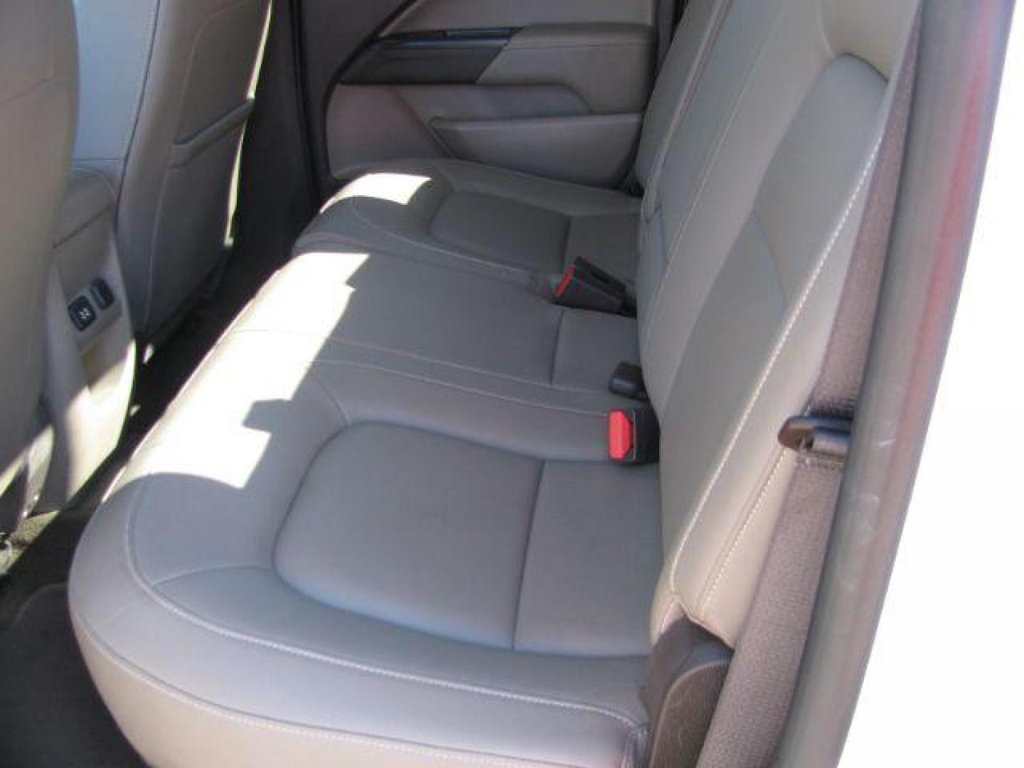 2015 White GMC Canyon SLT (1GTG6CE32F1) with an 3.6L V-6 gasoline direct injection engine, Automatic transmission, located at 2443 Albert Pike, Hot Springs, AR, 71913, (501) 623-6255, 34.492222, -93.109993 - Photo#7