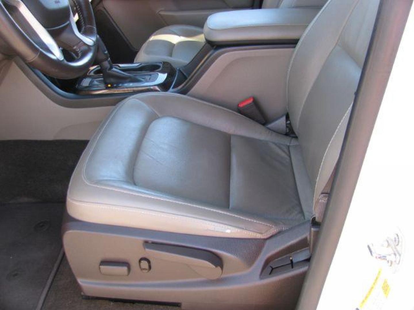 2015 White GMC Canyon SLT (1GTG6CE32F1) with an 3.6L V-6 gasoline direct injection engine, Automatic transmission, located at 2443 Albert Pike, Hot Springs, AR, 71913, (501) 623-6255, 34.492222, -93.109993 - Photo#8