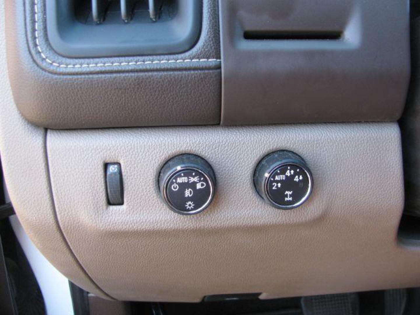 2015 White GMC Canyon SLT (1GTG6CE32F1) with an 3.6L V-6 gasoline direct injection engine, Automatic transmission, located at 2443 Albert Pike, Hot Springs, AR, 71913, (501) 623-6255, 34.492222, -93.109993 - Photo#10