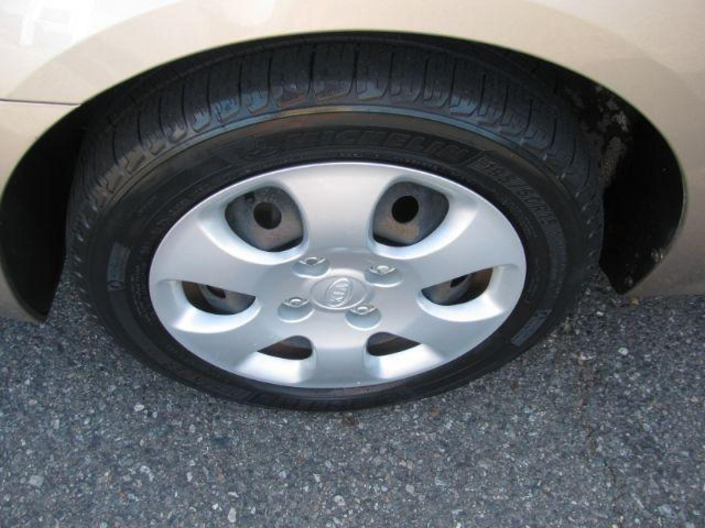 2007 Gold Kia Spectra EX (KNAFE121675) with an 2L I-4 DOHC engine, located at 2443 Albert Pike, Hot Springs, AR, 71913, (501) 623-6255, 34.492222, -93.109993 - Photo#6