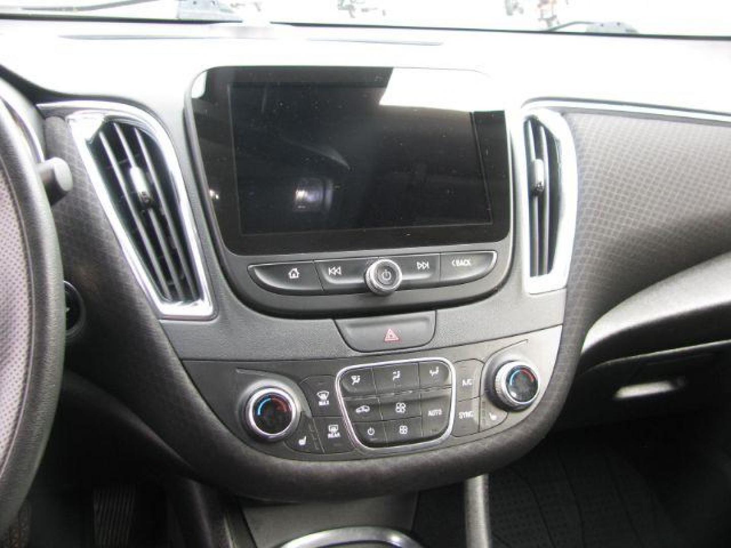 2019 Gray Chevrolet Malibu LT (1G1ZD5ST6KF) with an ECOTEC 1.5L I-4 gasoline direct injection engine, Automatic transmission, located at 2443 Albert Pike, Hot Springs, AR, 71913, (501) 623-6255, 34.492222, -93.109993 - Photo#9