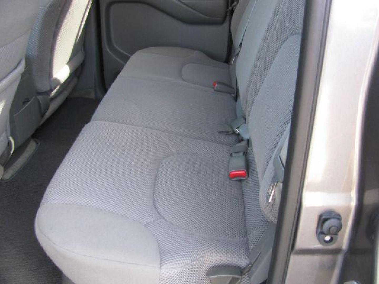 2017 Gray Nissan Frontier SV (1N6DD0ER1HN) with an VQ 4L V-6 DOHC engine, Automatic transmission, located at 2443 Albert Pike, Hot Springs, AR, 71913, (501) 623-6255, 34.492222, -93.109993 - Photo#9