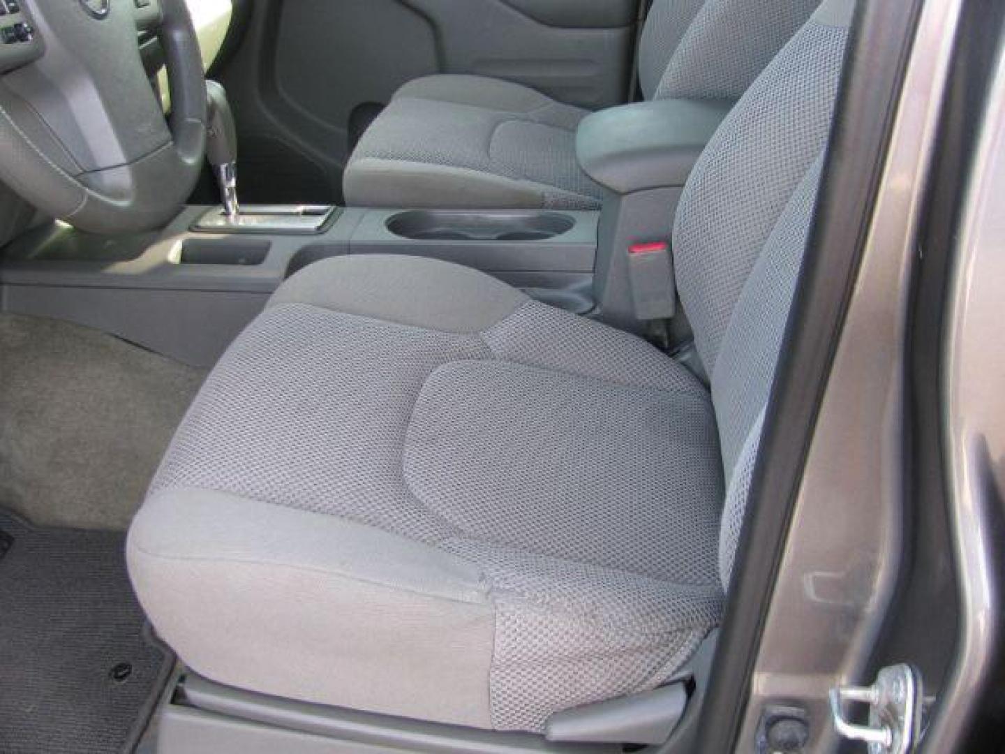 2017 Gray Nissan Frontier SV (1N6DD0ER1HN) with an VQ 4L V-6 DOHC engine, Automatic transmission, located at 2443 Albert Pike, Hot Springs, AR, 71913, (501) 623-6255, 34.492222, -93.109993 - Photo#10