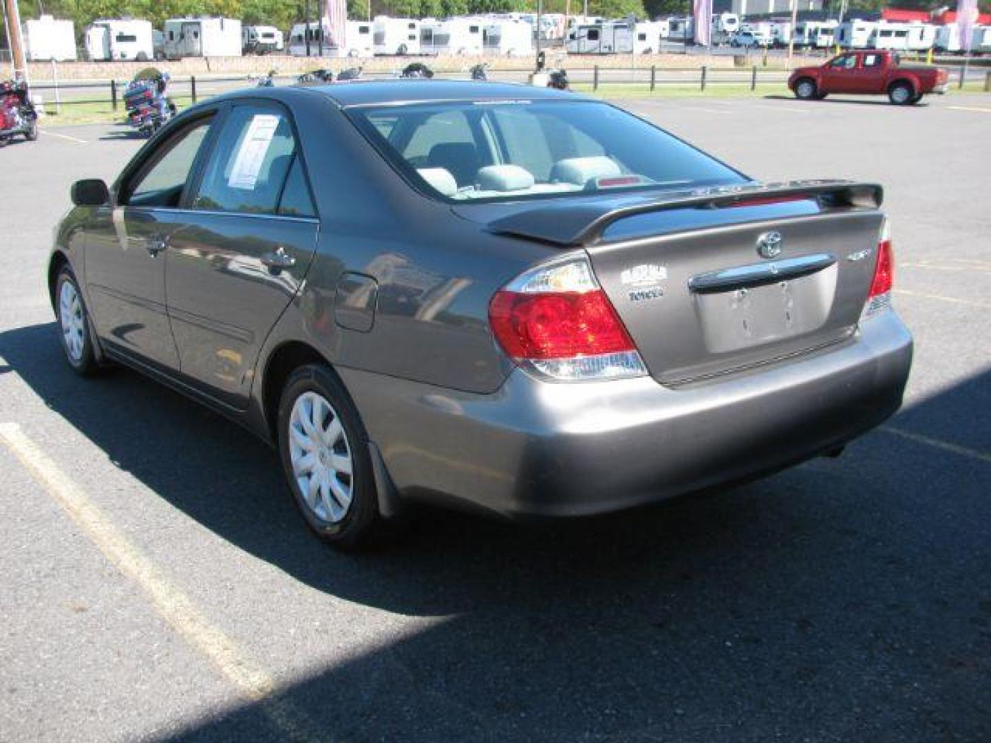 2005 Gray Toyota Camry STD | LE | SE | XLE (4T1BE32K65U) with an 2.4L I-4 DOHC engine, Automatic transmission, located at 2443 Albert Pike, Hot Springs, AR, 71913, (501) 623-6255, 34.492222, -93.109993 - Photo#3