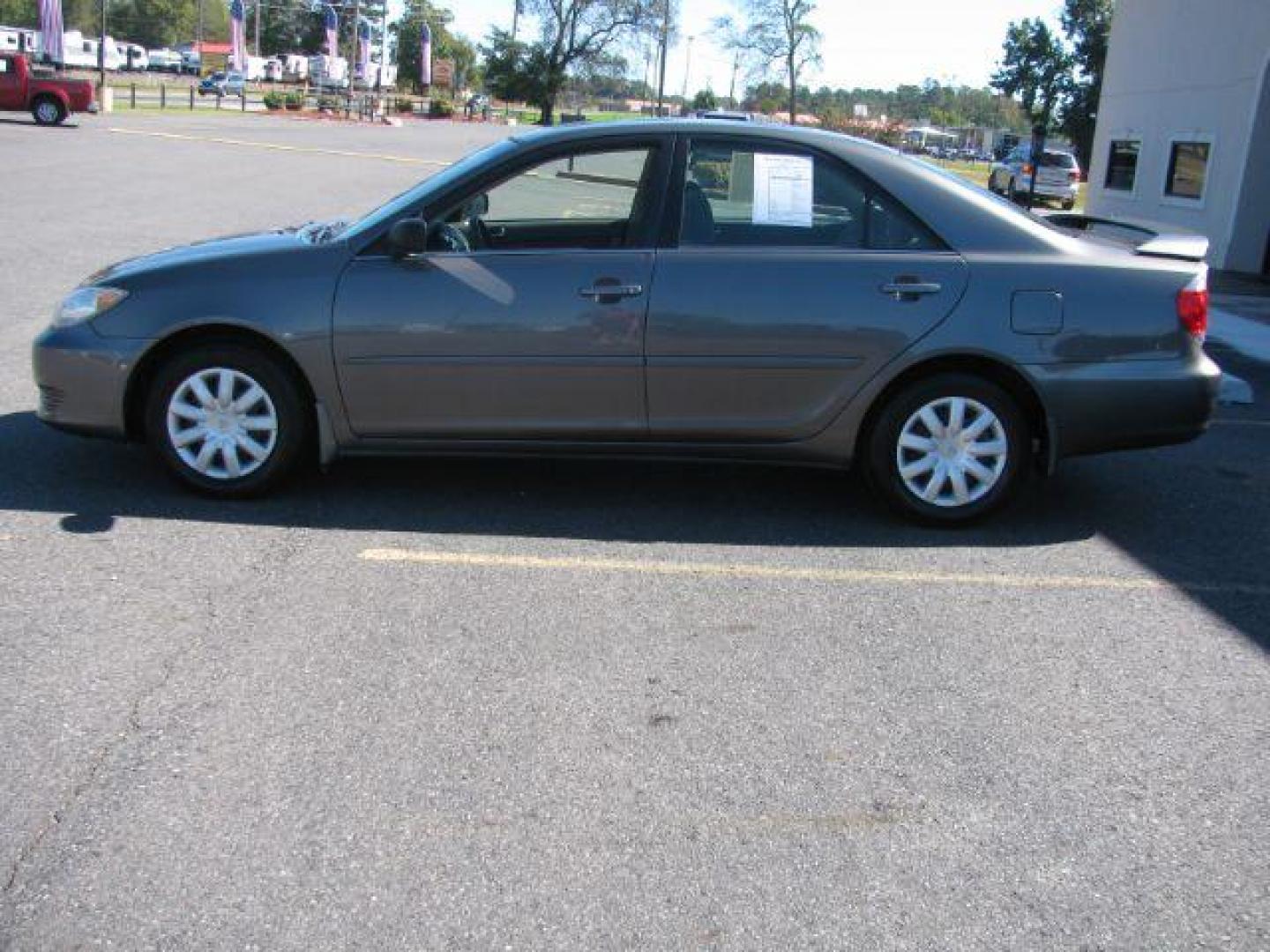 2005 Gray Toyota Camry STD | LE | SE | XLE (4T1BE32K65U) with an 2.4L I-4 DOHC engine, Automatic transmission, located at 2443 Albert Pike, Hot Springs, AR, 71913, (501) 623-6255, 34.492222, -93.109993 - Photo#4