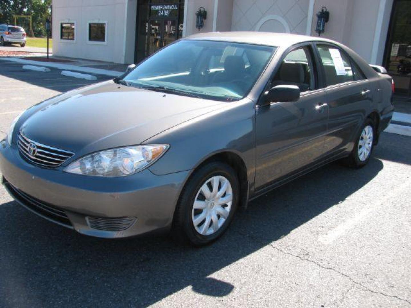 2005 Gray Toyota Camry STD | LE | SE | XLE (4T1BE32K65U) with an 2.4L I-4 DOHC engine, Automatic transmission, located at 2443 Albert Pike, Hot Springs, AR, 71913, (501) 623-6255, 34.492222, -93.109993 - Photo#5