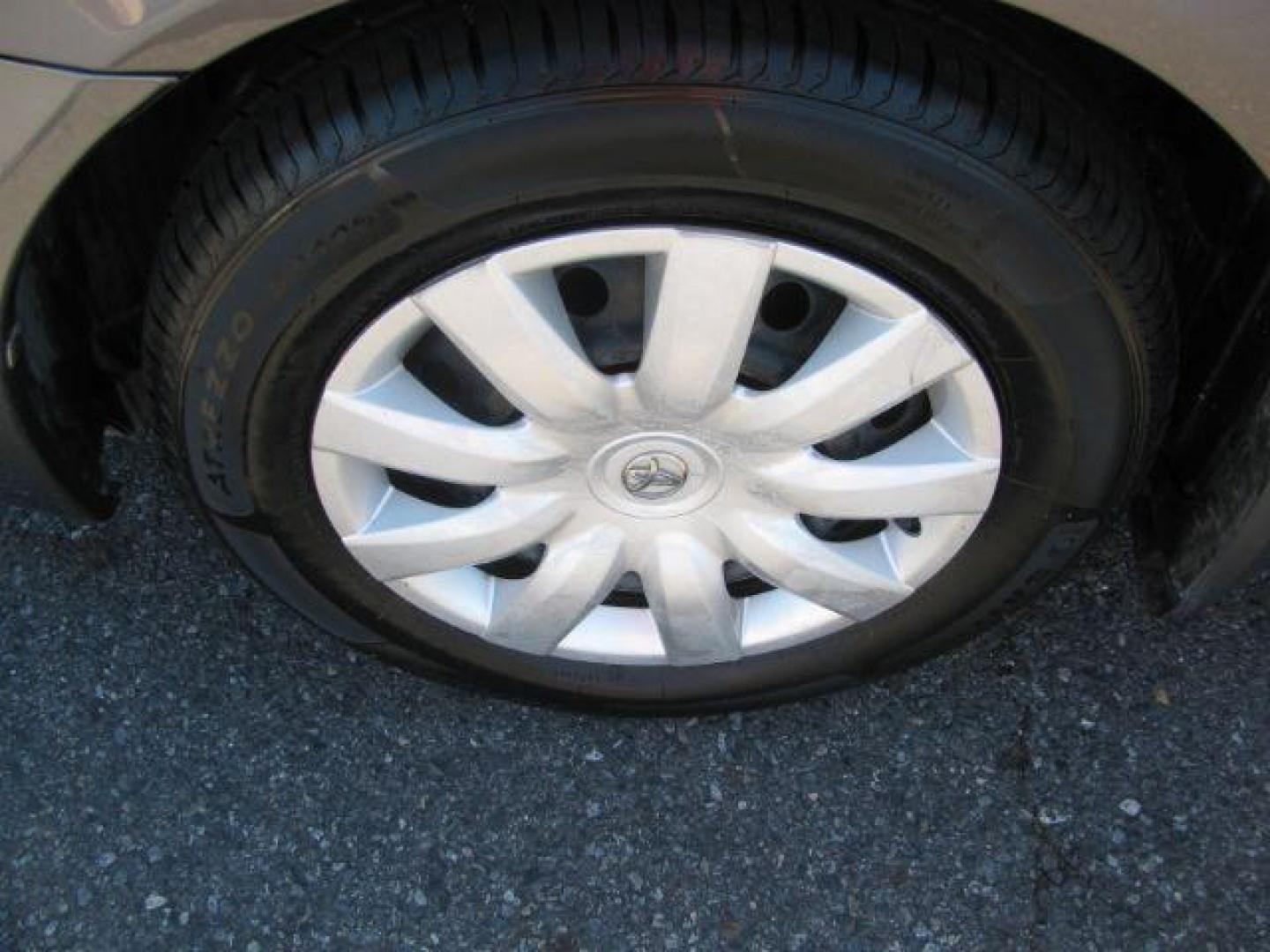 2005 Gray Toyota Camry STD | LE | SE | XLE (4T1BE32K65U) with an 2.4L I-4 DOHC engine, Automatic transmission, located at 2443 Albert Pike, Hot Springs, AR, 71913, (501) 623-6255, 34.492222, -93.109993 - Photo#6