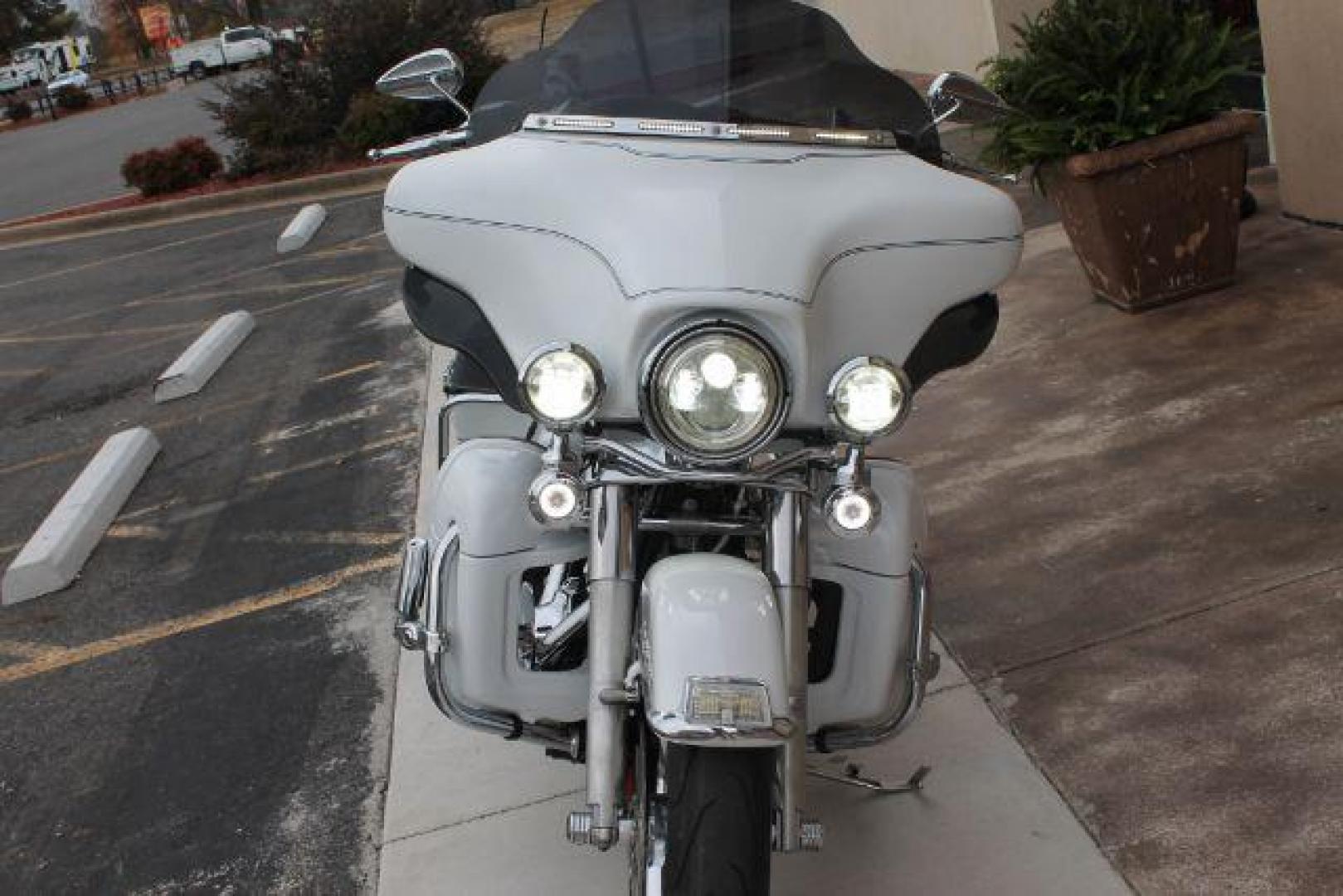 2013 White Harley-Davidson Ultra Classic Electra Glide Ultra (1HD1FCM15DB) with an 1690cc engine, Manual transmission, located at 2443 Albert Pike, Hot Springs, AR, 71913, (501) 623-6255, 34.492222, -93.109993 - Photo#1