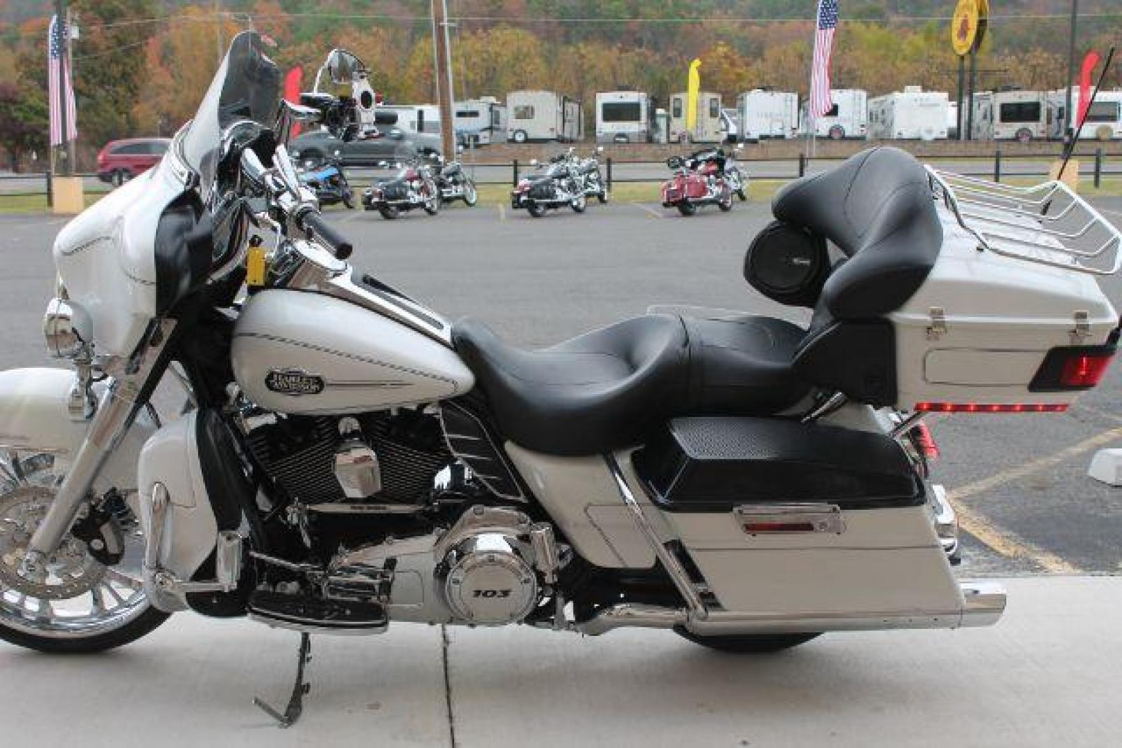 2013 White Harley-Davidson Ultra Classic Electra Glide Ultra (1HD1FCM15DB) with an 1690cc engine, Manual transmission, located at 2443 Albert Pike, Hot Springs, AR, 71913, (501) 623-6255, 34.492222, -93.109993 - Photo#2