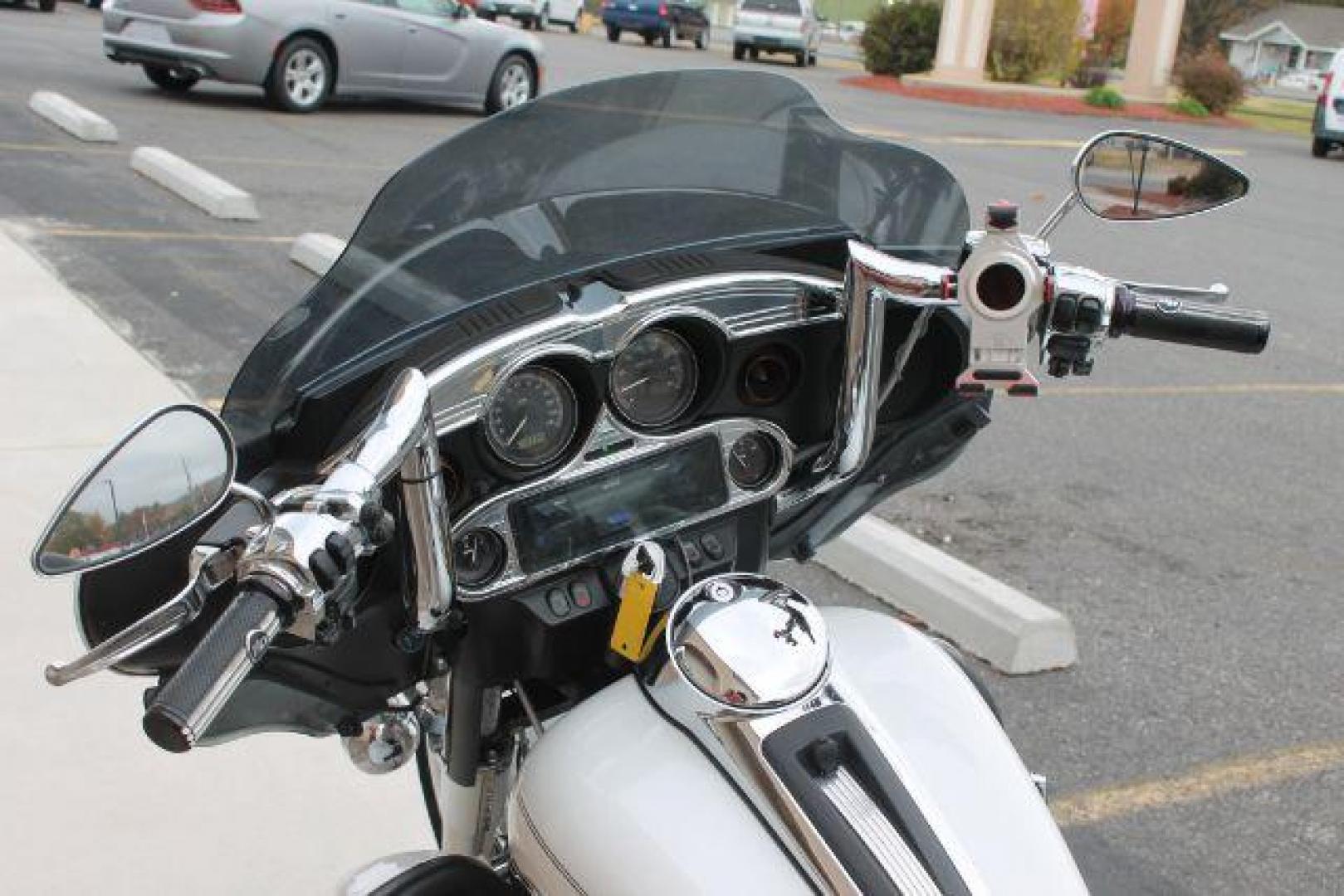 2013 White Harley-Davidson Ultra Classic Electra Glide Ultra (1HD1FCM15DB) with an 1690cc engine, Manual transmission, located at 2443 Albert Pike, Hot Springs, AR, 71913, (501) 623-6255, 34.492222, -93.109993 - Photo#3